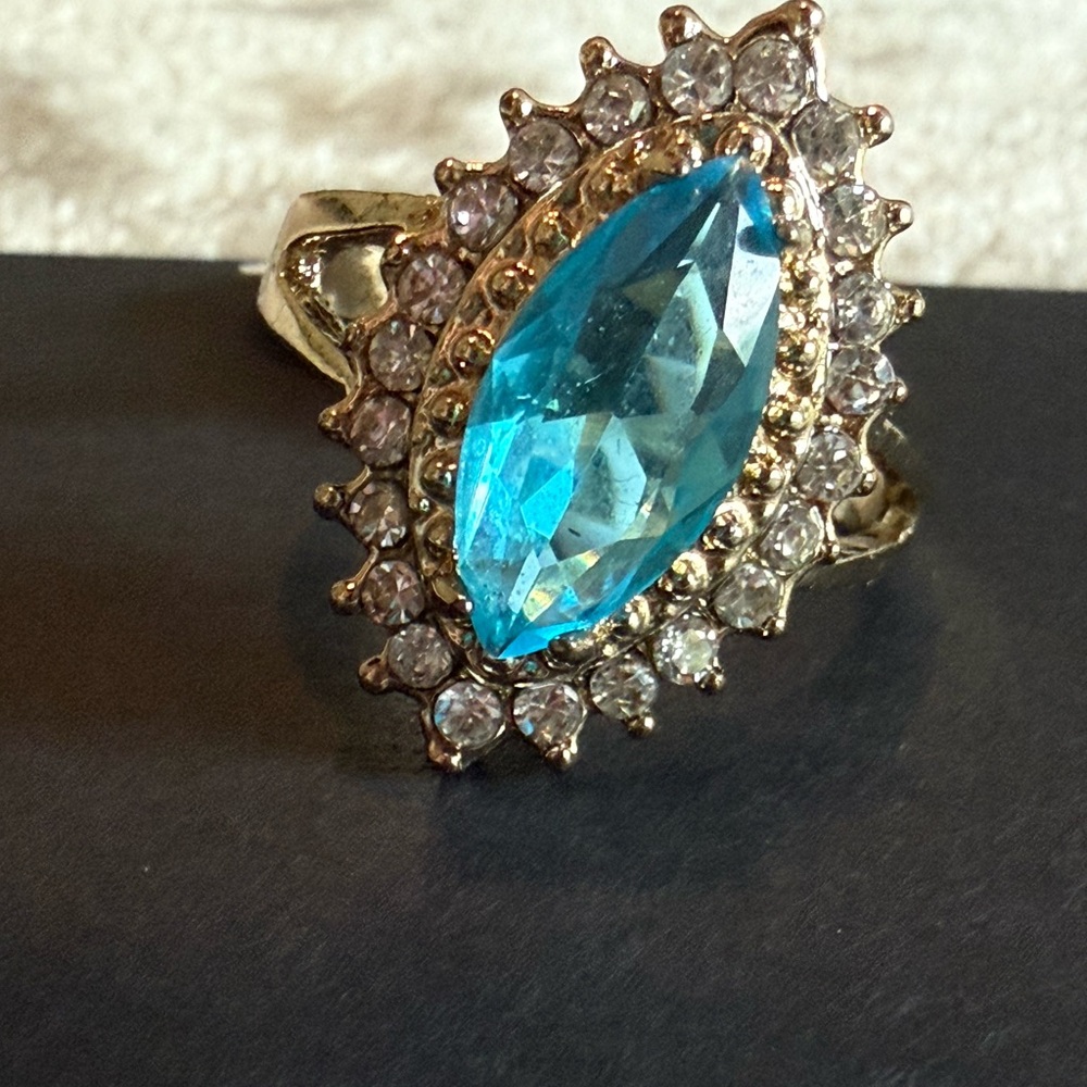 Elegant Blue and Gold Women's Ring